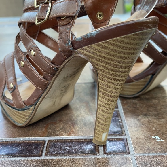 Delicious Open Toe With Multiple Straps & a Double Gold Buckle Leather heels - Picture 5 of 8